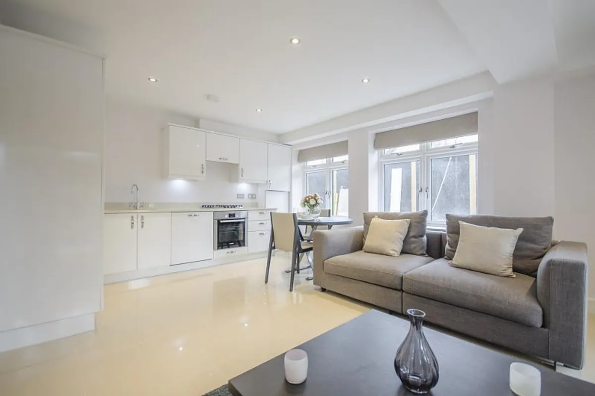 Flat Lime Grove in Greater London