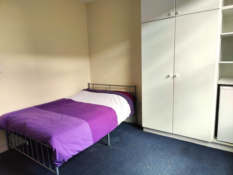 Room Goldhawk Road in Greater London