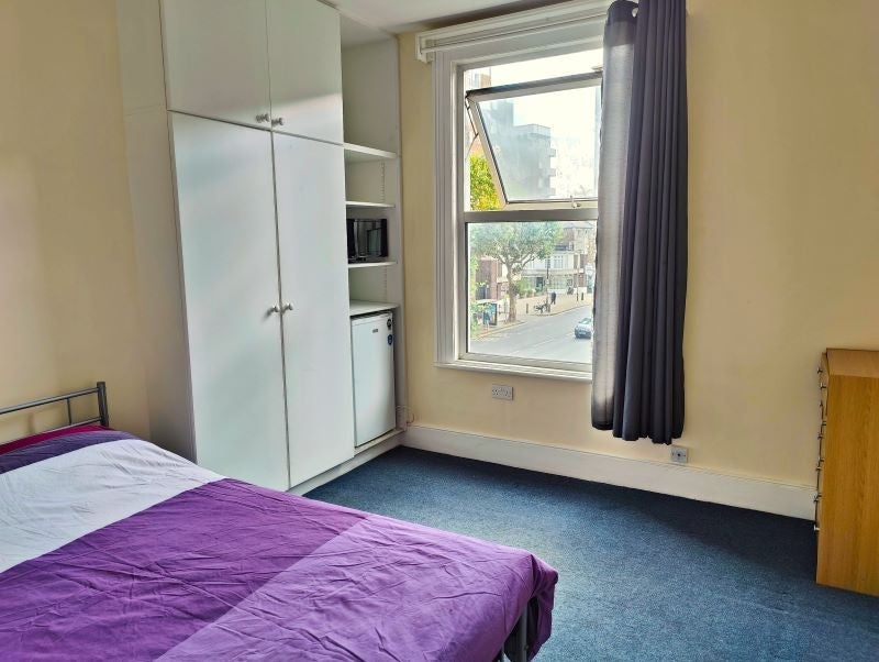 Room Goldhawk Road in Greater London