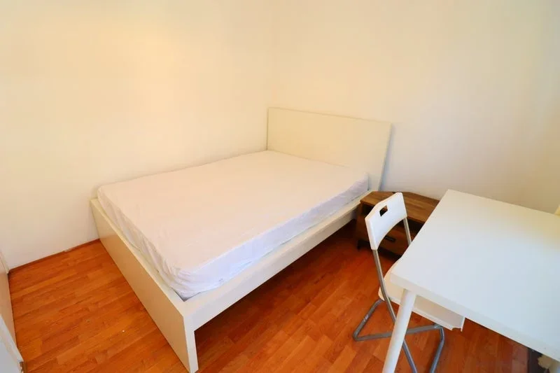 Room Barchester Street in Greater London