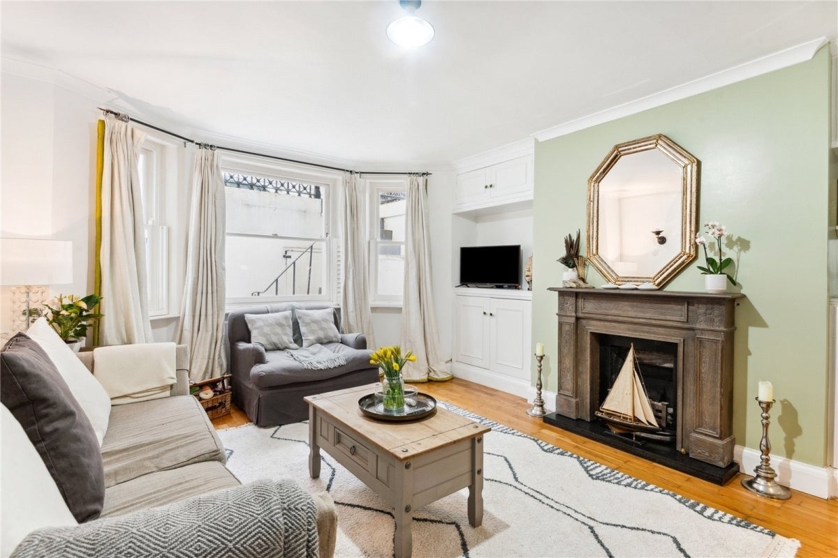 Flat Comeragh Road in Greater London