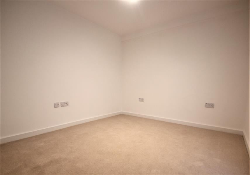 Flat Goldsworth Road in Woking
