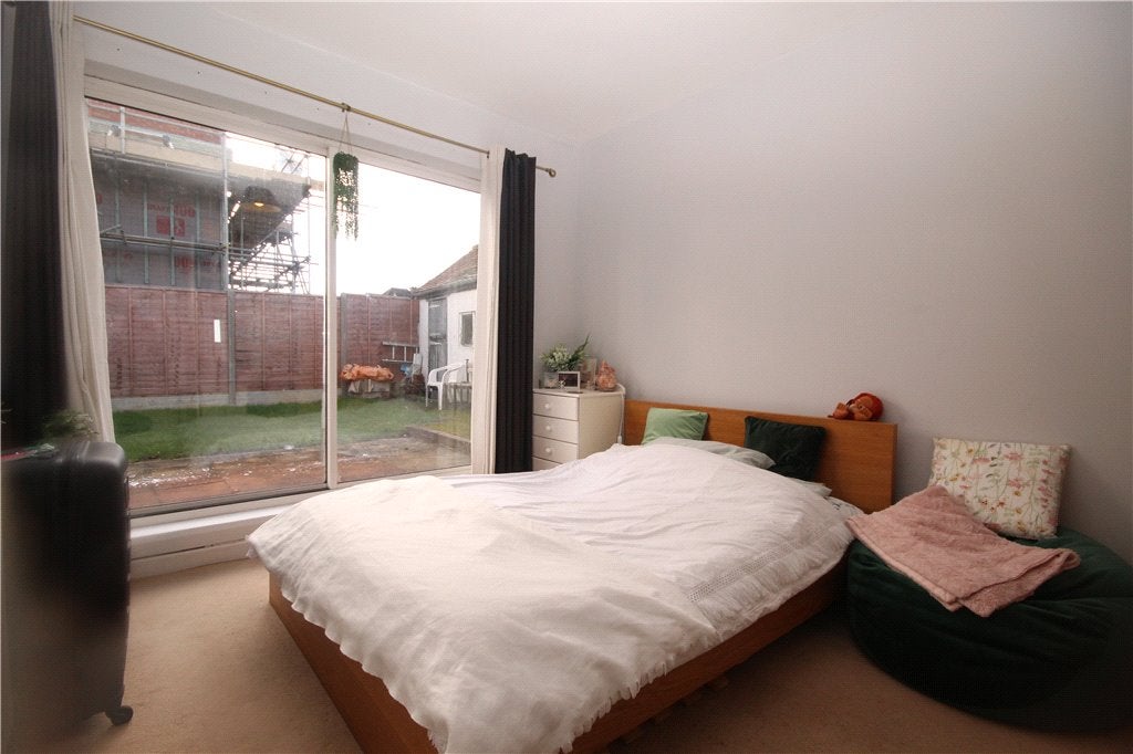 Flat Aldershot Road in Guildford