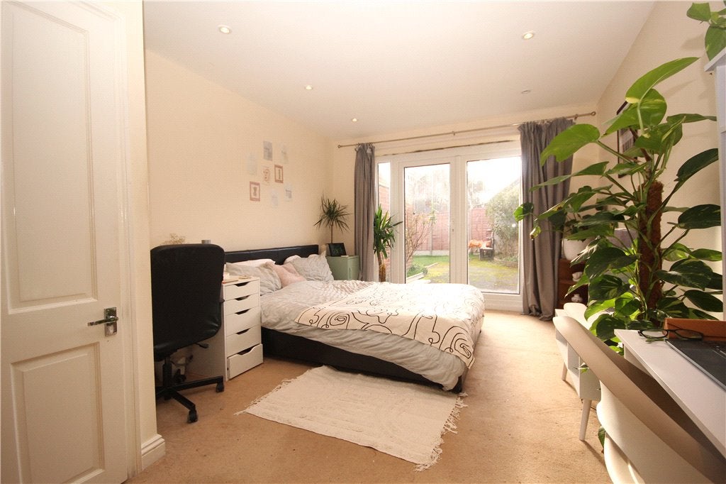 Flat Aldershot Road in Guildford