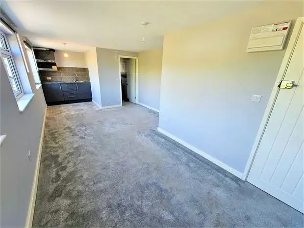 Flat Woodfield Park Drive in Southend-on-Sea