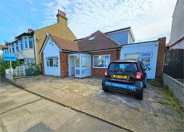 Flat Woodfield Park Drive in Southend-on-Sea