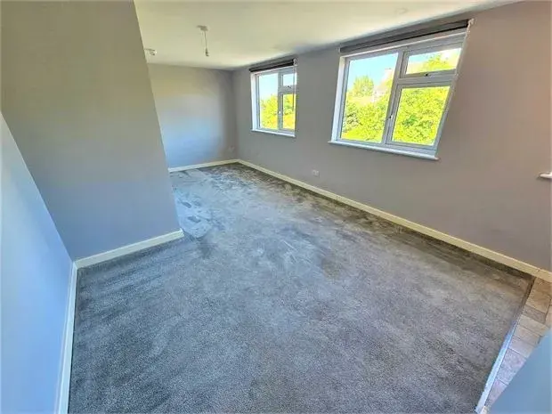 Flat Woodfield Park Drive in Southend-on-Sea