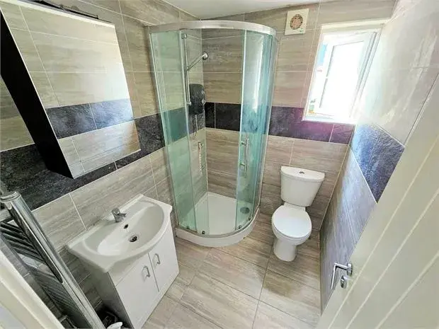 Flat Woodfield Park Drive in Southend-on-Sea