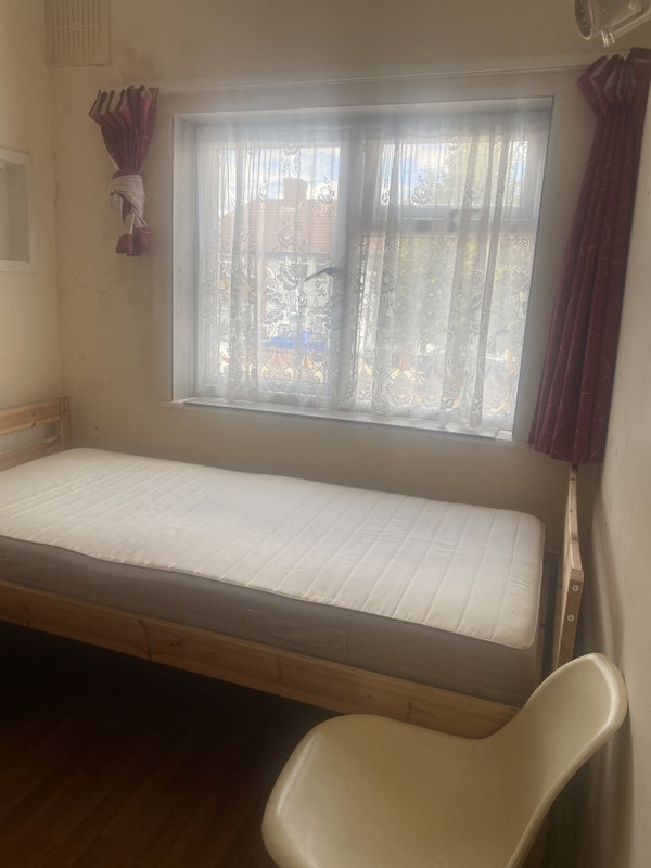 Room Vivian Avenue in Greater London