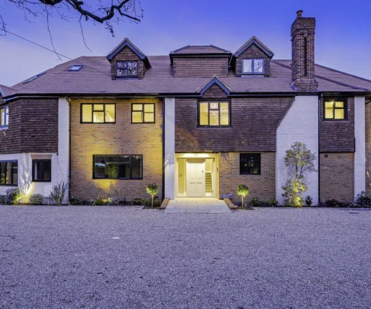 Flat Queens Road in Elmbridge