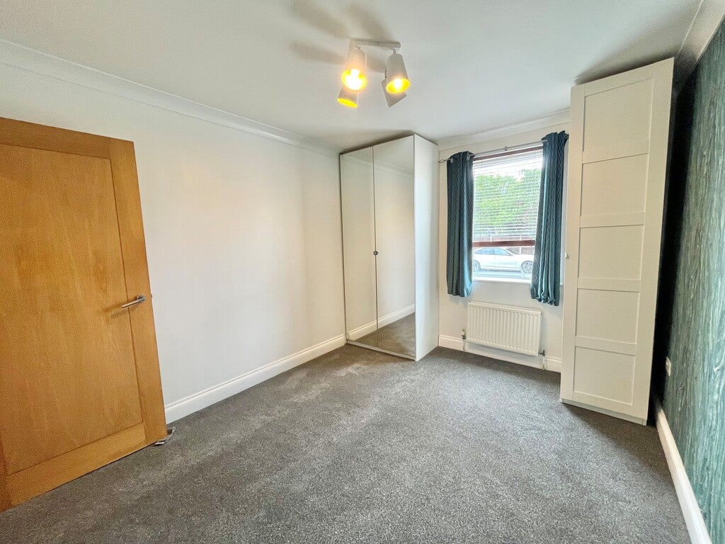 Flat Moss Lane in Greater London