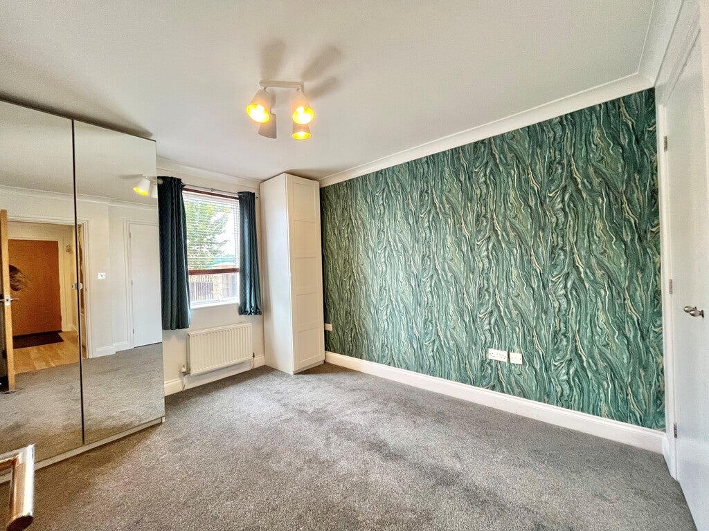 Flat Moss Lane in Greater London