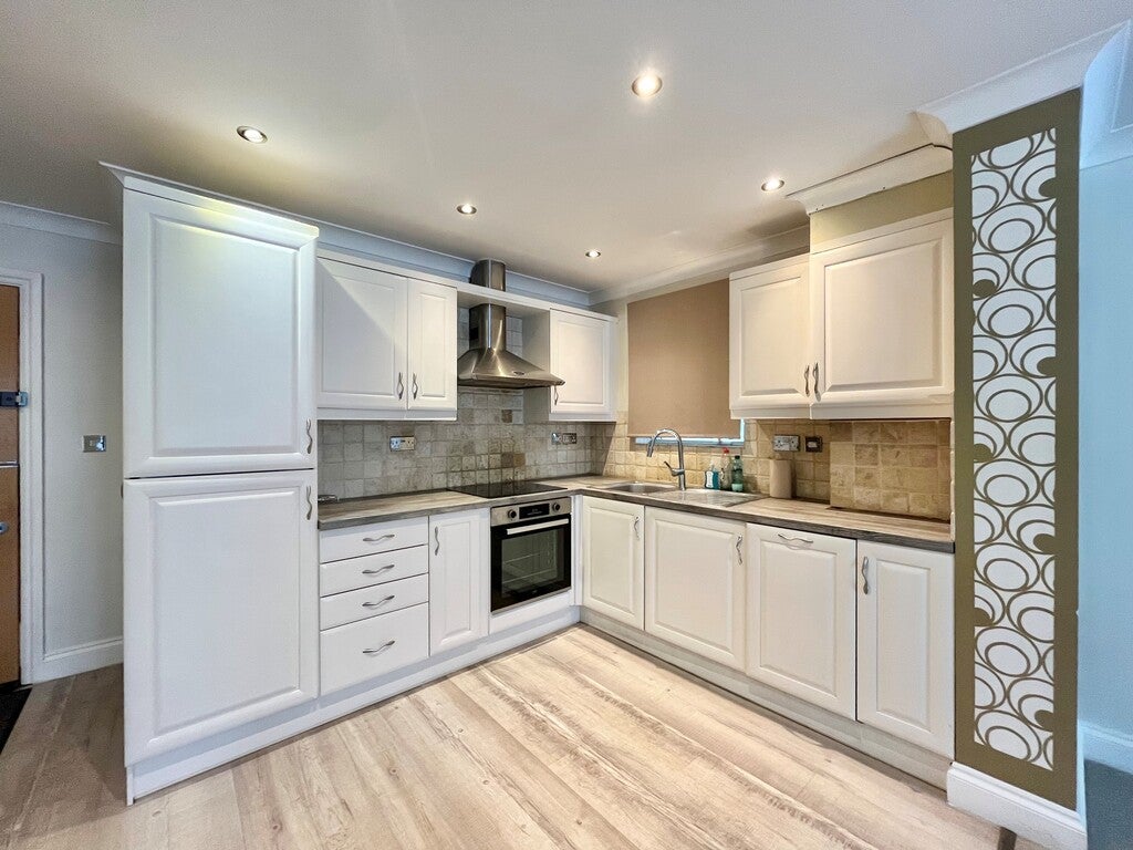 Flat Moss Lane in Greater London