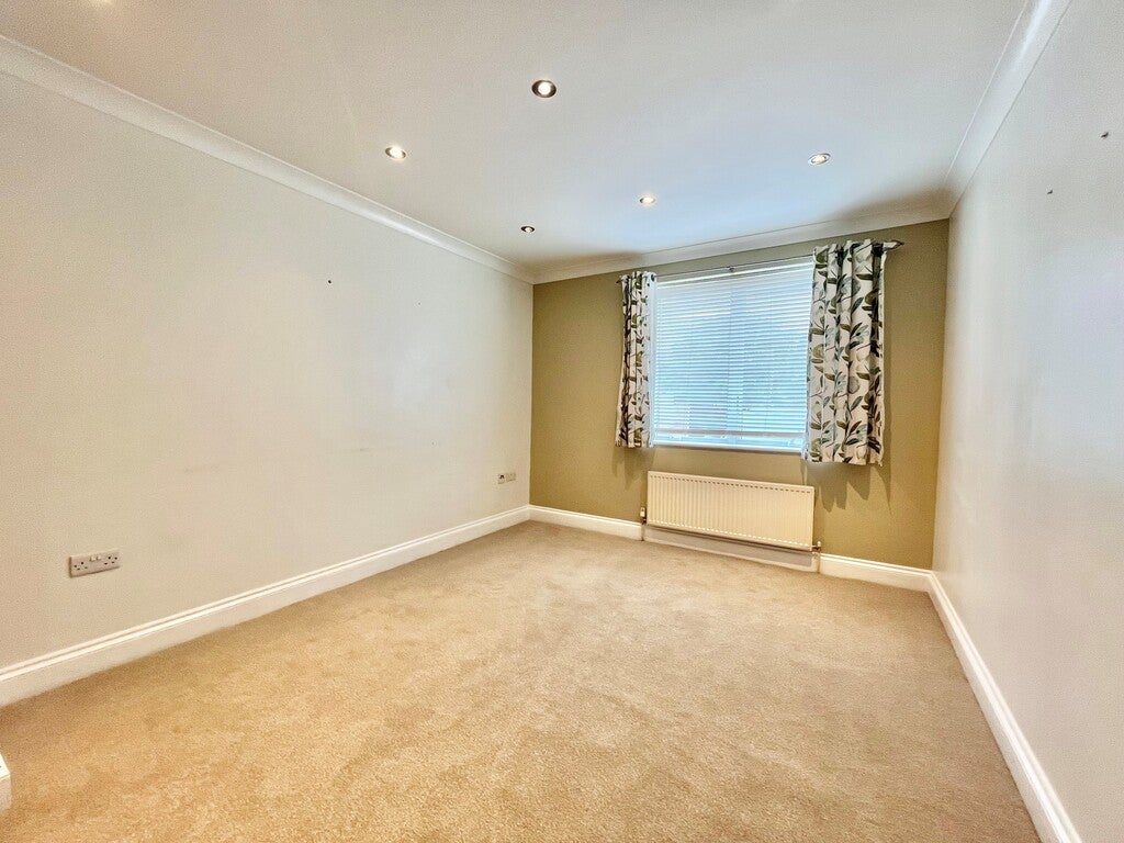 Flat Moss Lane in Greater London