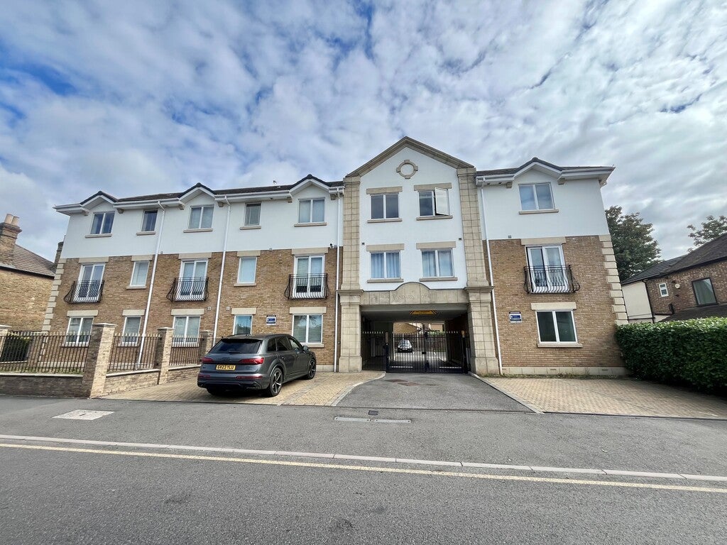 Flat Moss Lane in Greater London