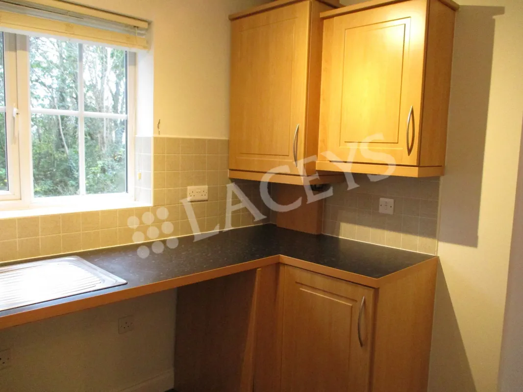 Flat Houndstone Close in Yeovil