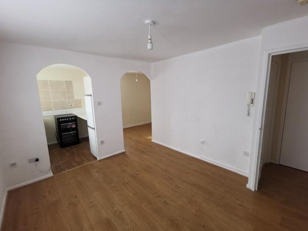 Flat Streamside Close in London