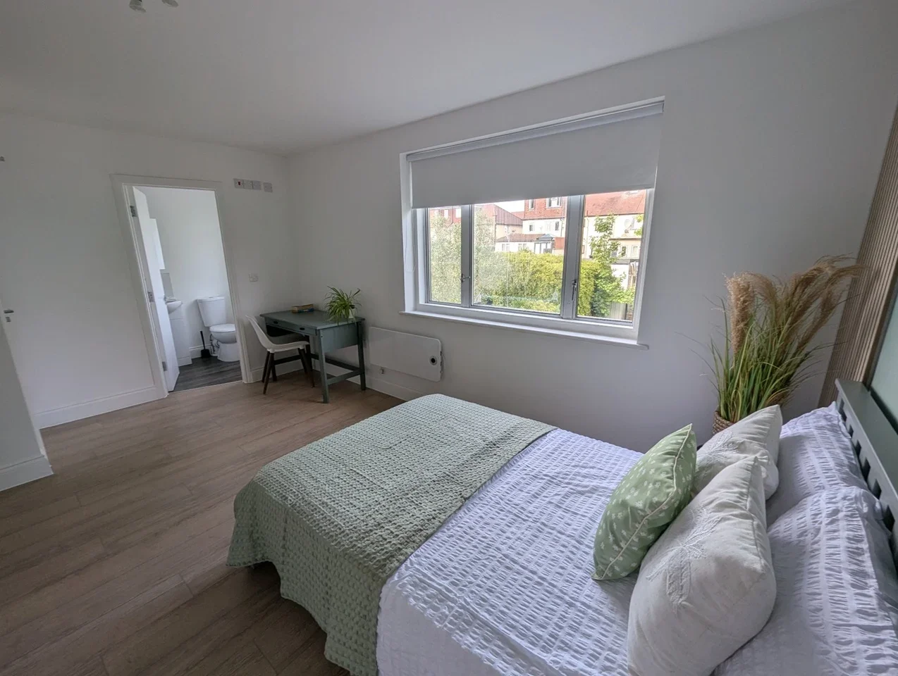Room Ashcombe Park in Greater London