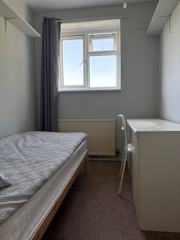 Room Oakley Avenue in Greater London