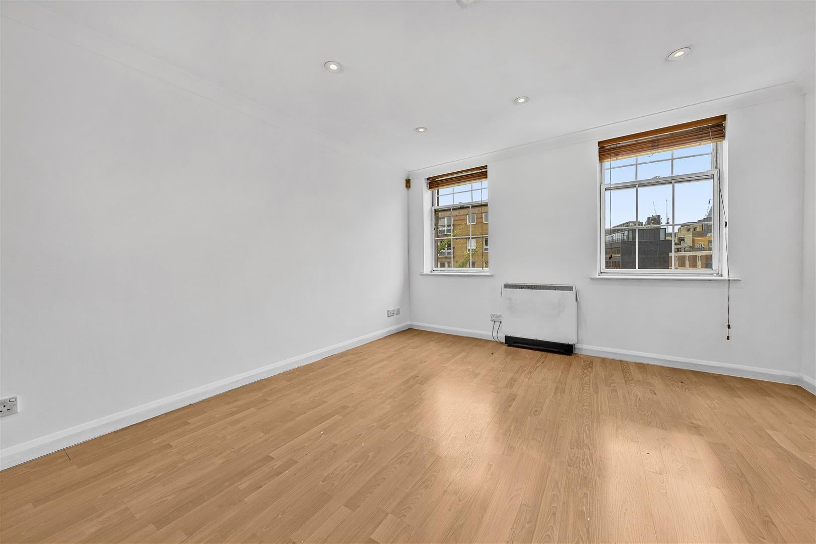 Flat Trinity Street in Greater London
