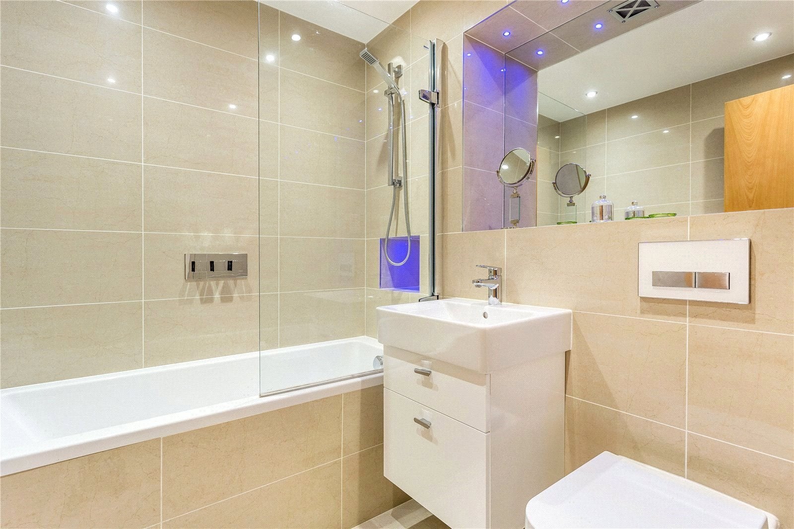 Flat Star Place in Greater London