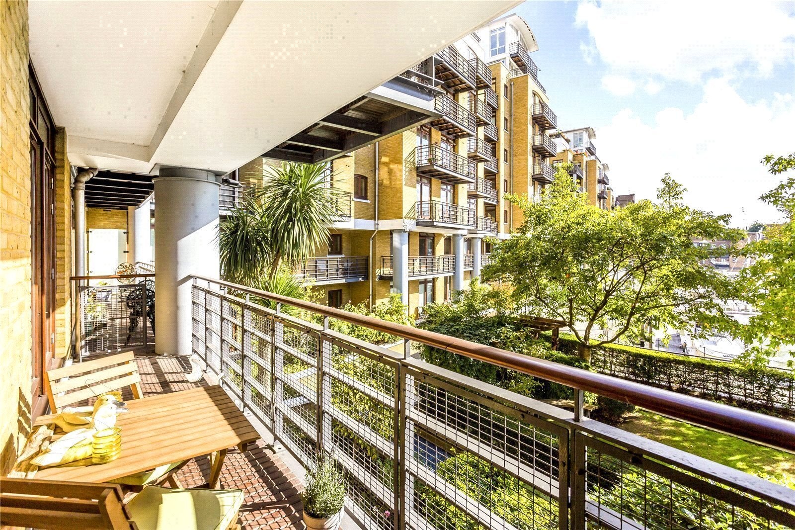 Flat Star Place in Greater London