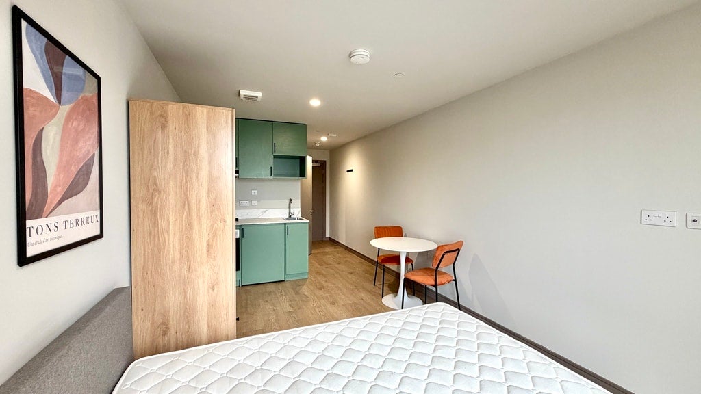 Flat Victoria Road in Greater London