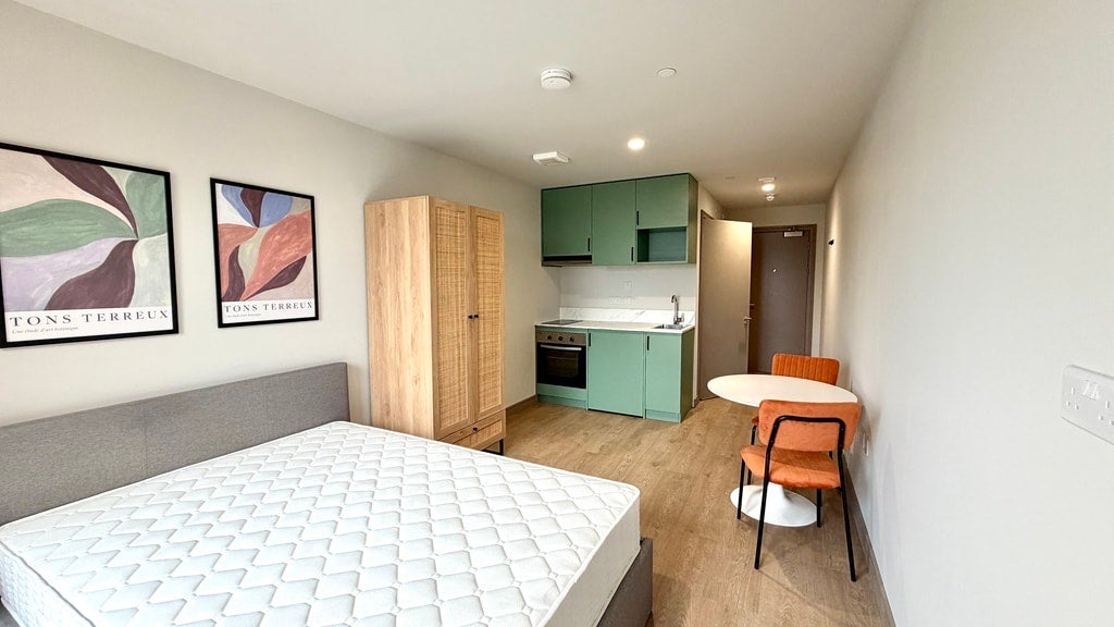Flat Victoria Road in Greater London