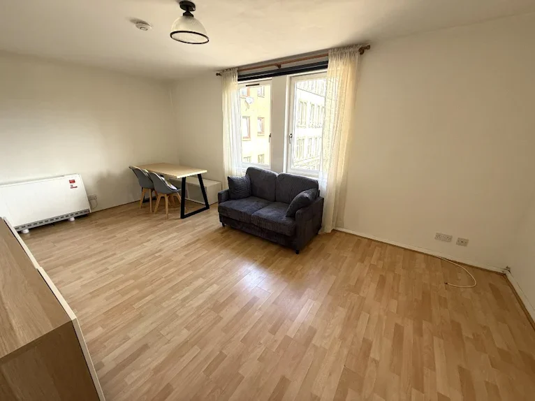 Flat Murieston Place in City of Edinburgh