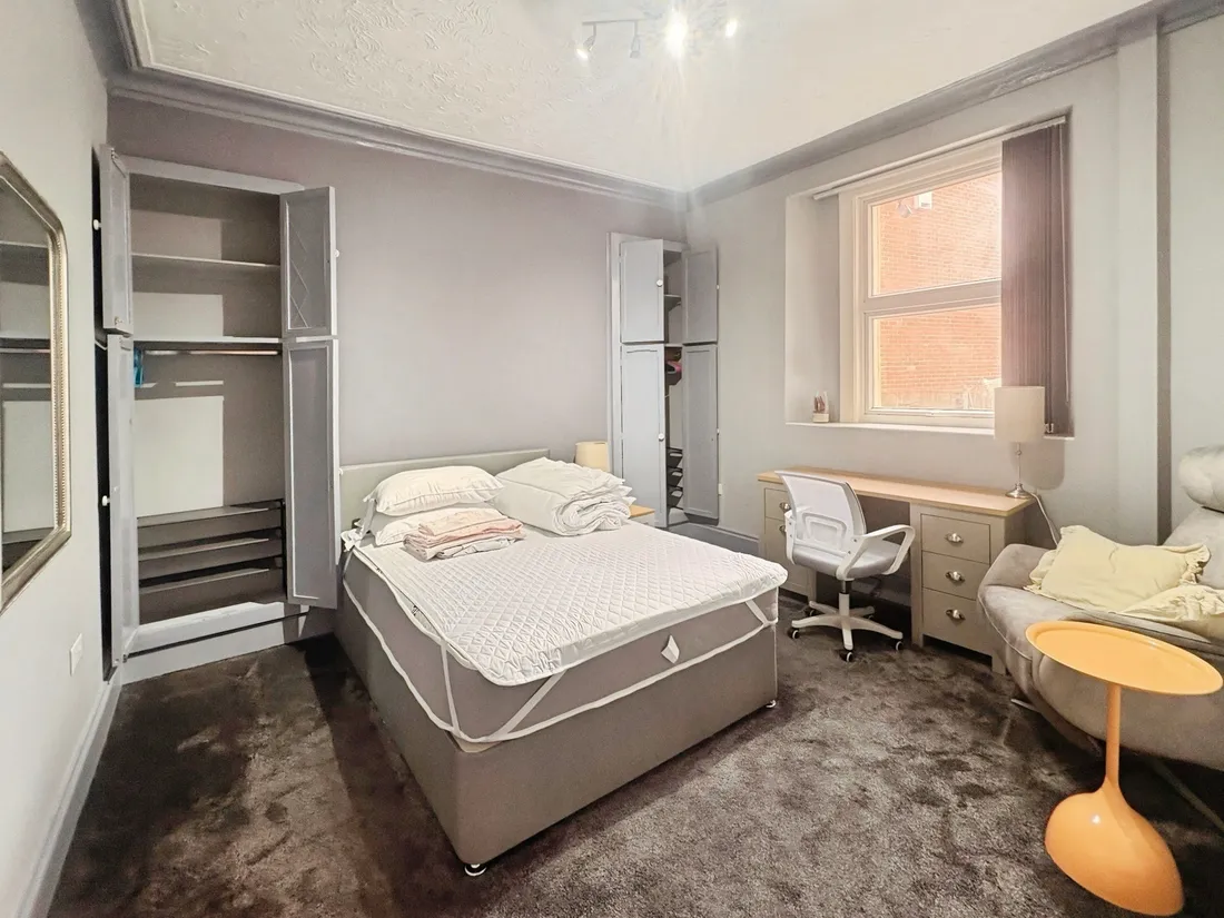 Room London Road in Neath