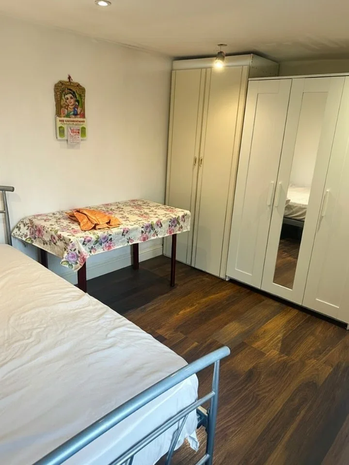 Flat Kenmore Avenue in Greater London
