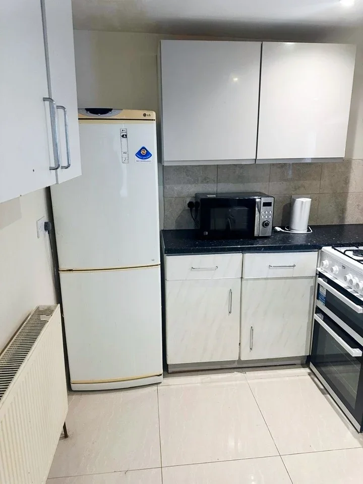 Flat Kenmore Avenue in Greater London