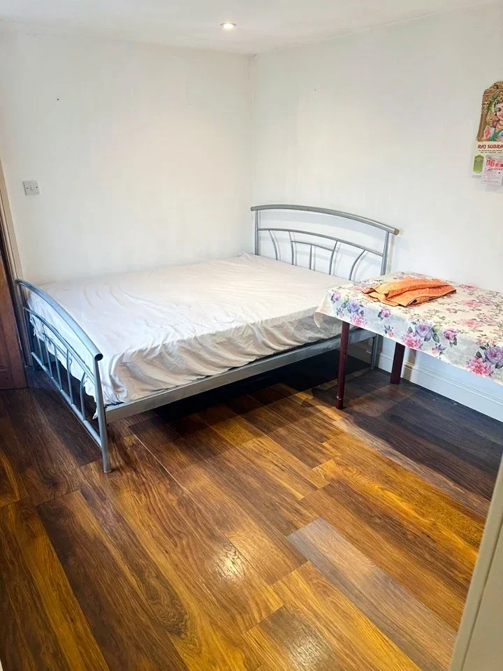 Flat Kenmore Avenue in Greater London