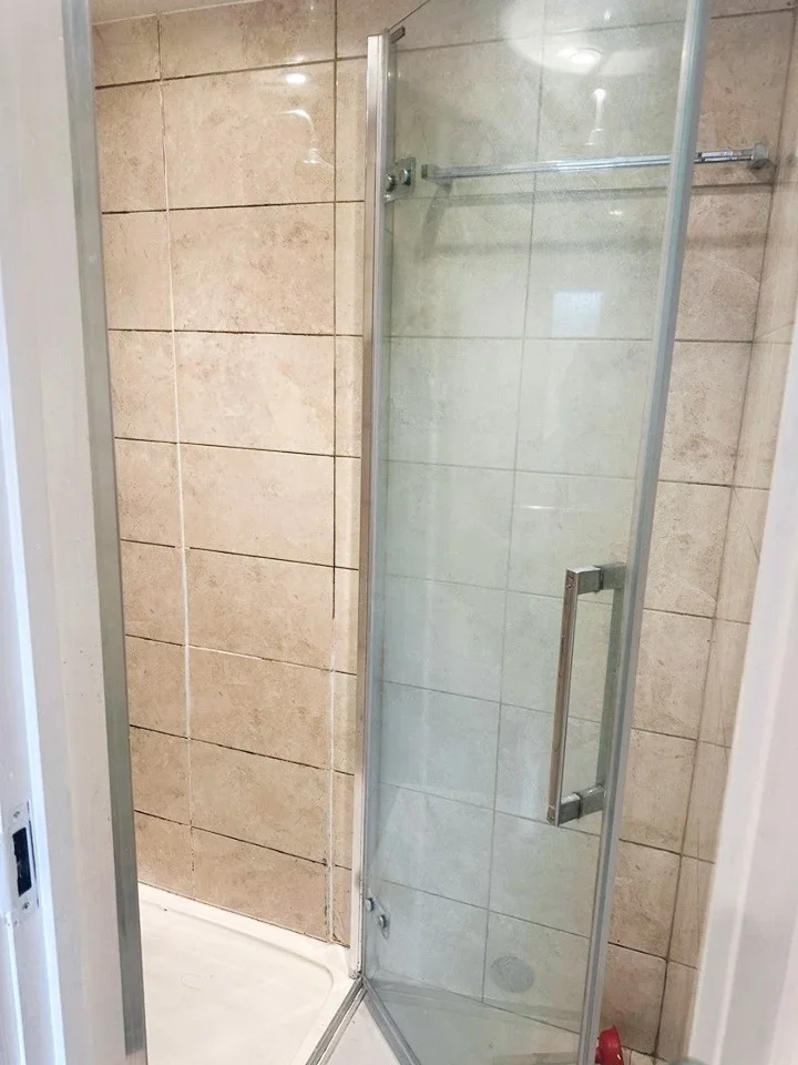 Flat Kenmore Avenue in Greater London
