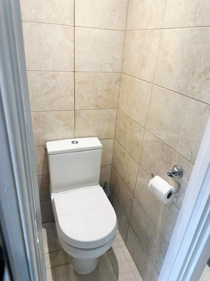 Flat Kenmore Avenue in Greater London