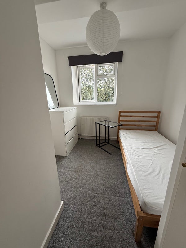 Room Trelawney Estate in Greater London