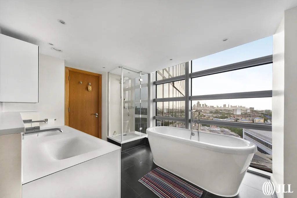 Flat Hertsmere Road in Greater London