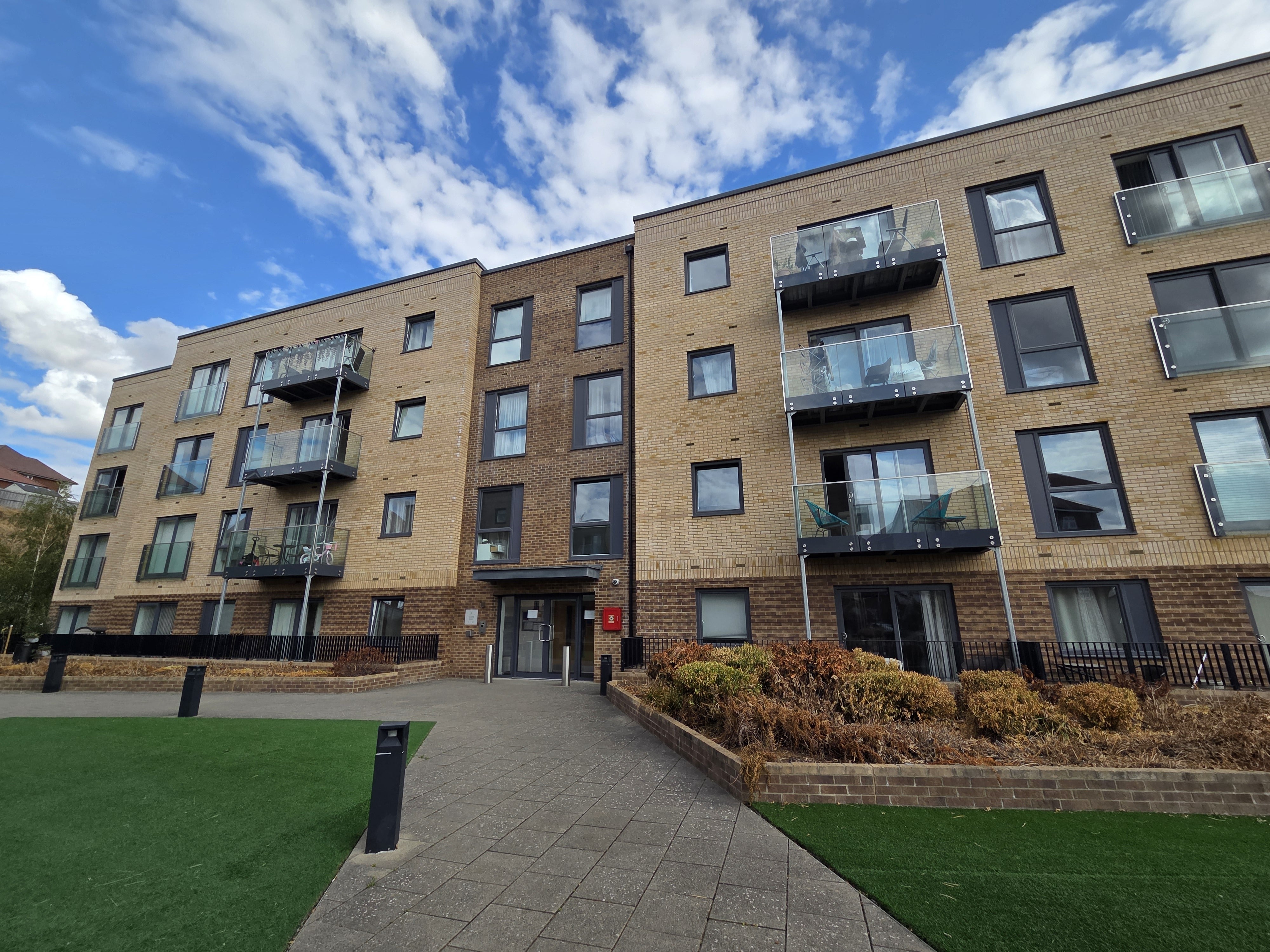 Flat Armstrong Road in Luton