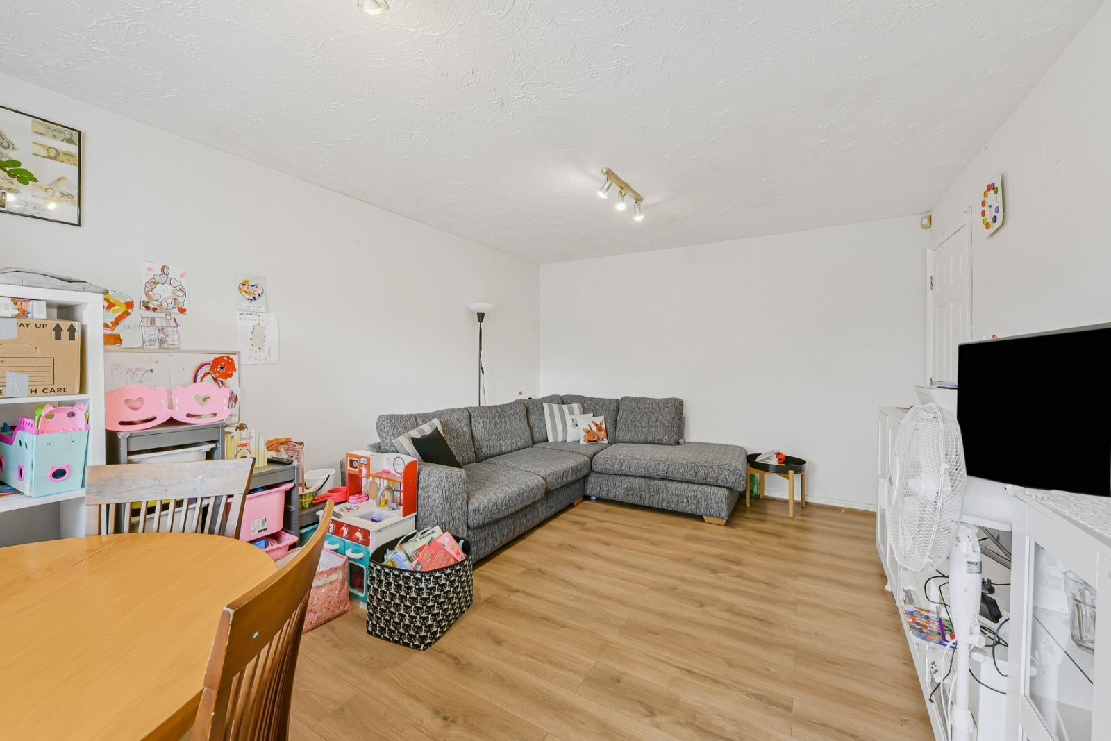 Flat Rickard Close in Greater London