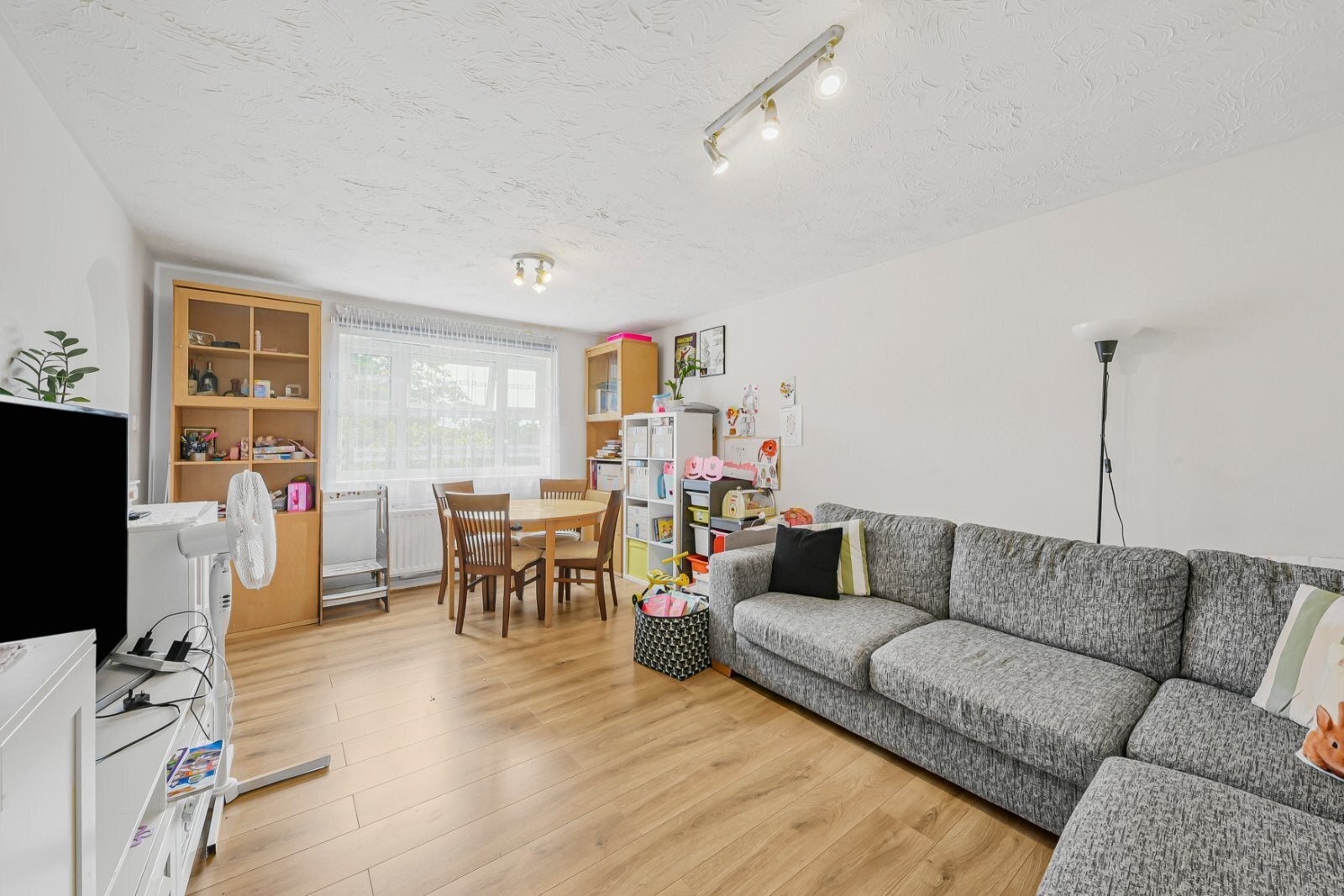 Flat Rickard Close in Greater London