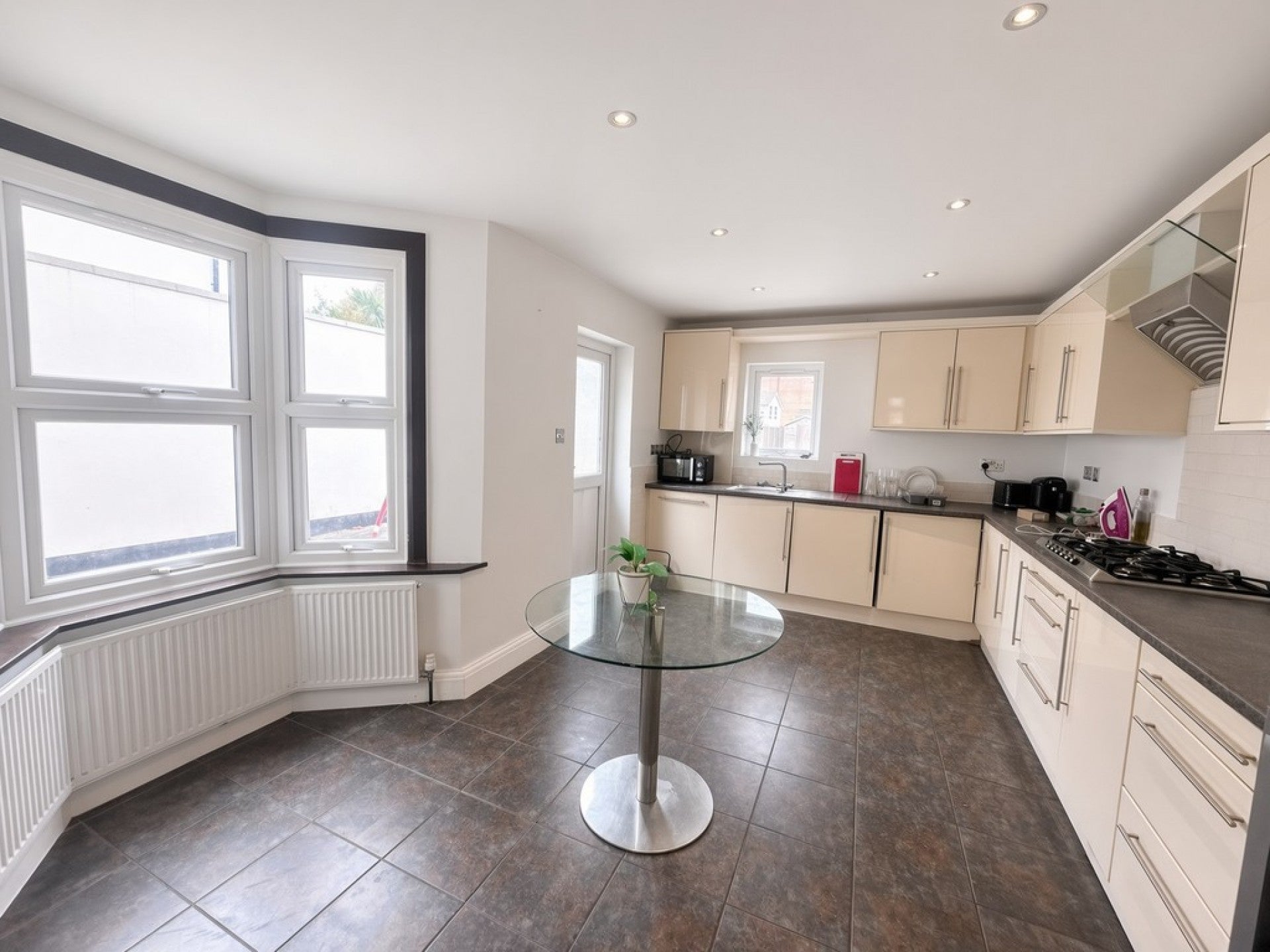 Room Sidney Road in Borough of Spelthorne