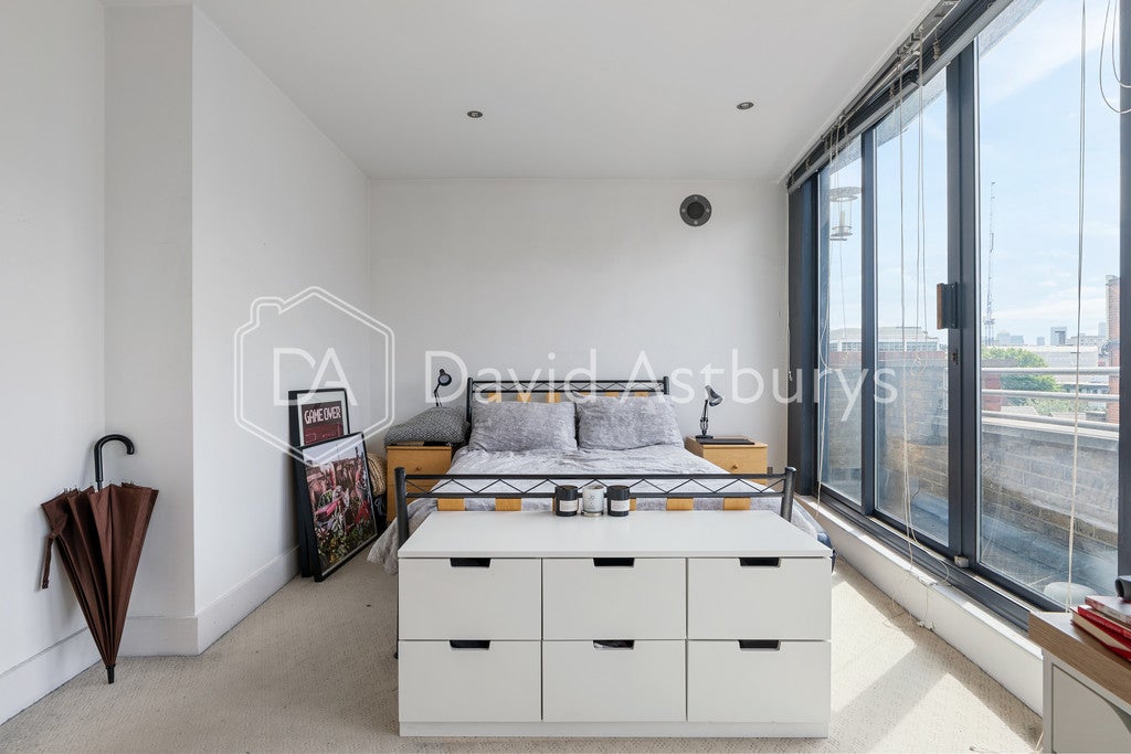 Flat Nathaniel Close in Greater London