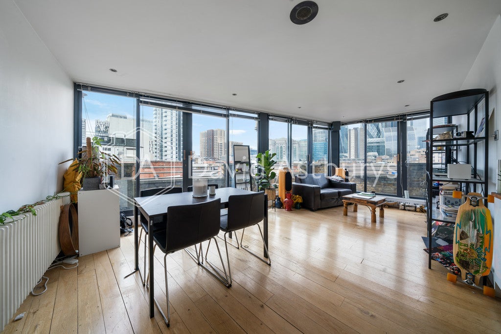 Flat Nathaniel Close in Greater London
