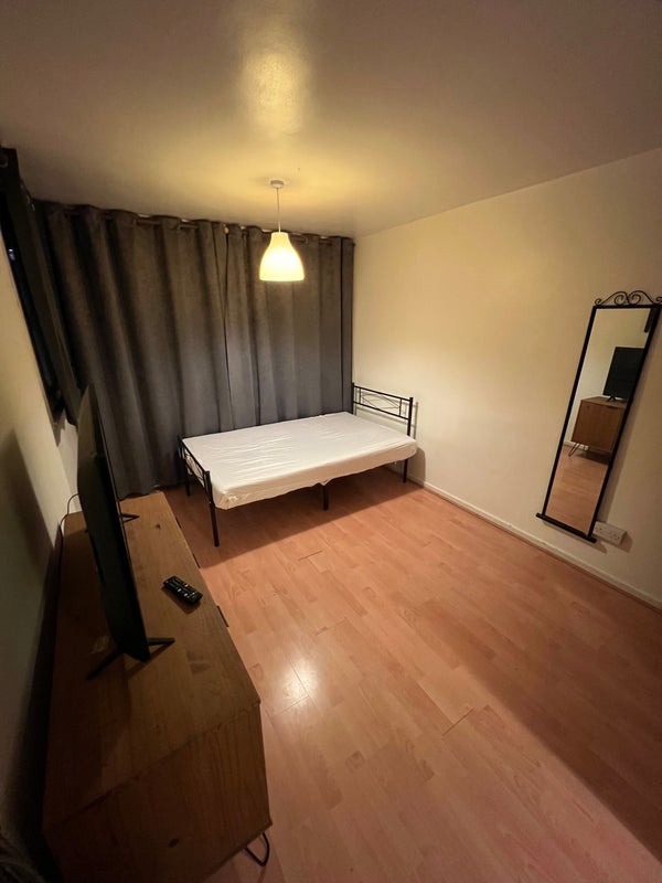 Room Leather Gardens in Greater London