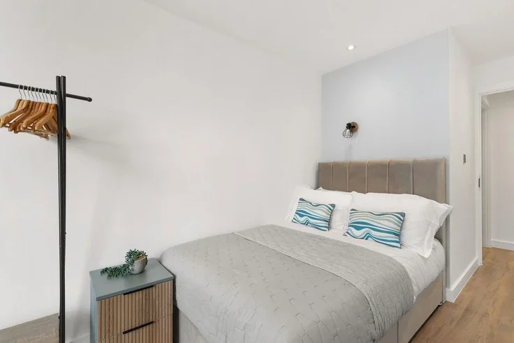 Flat Mackenzie Road in Greater London