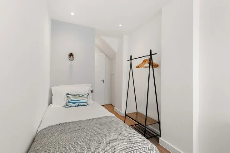 Flat Mackenzie Road in Greater London