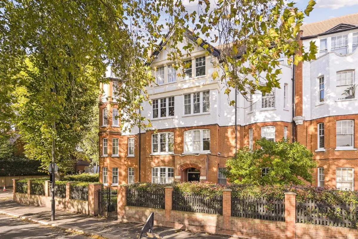 Flat South Parade in Greater London