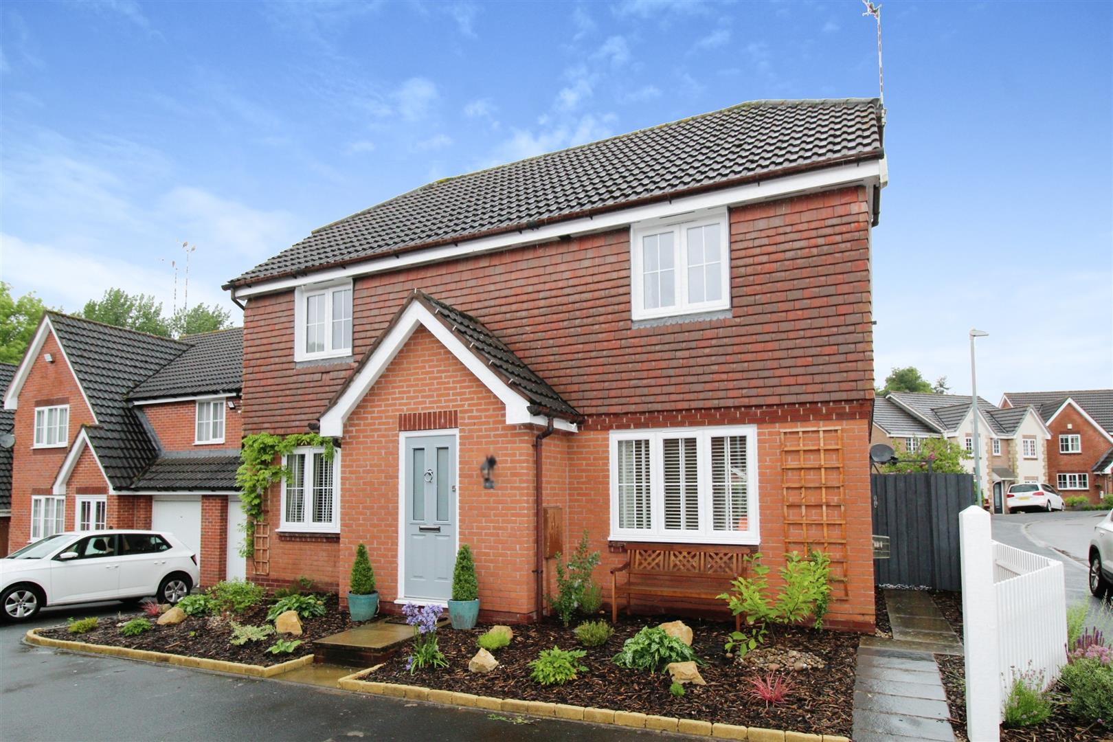 House Quinton Close in Warwick