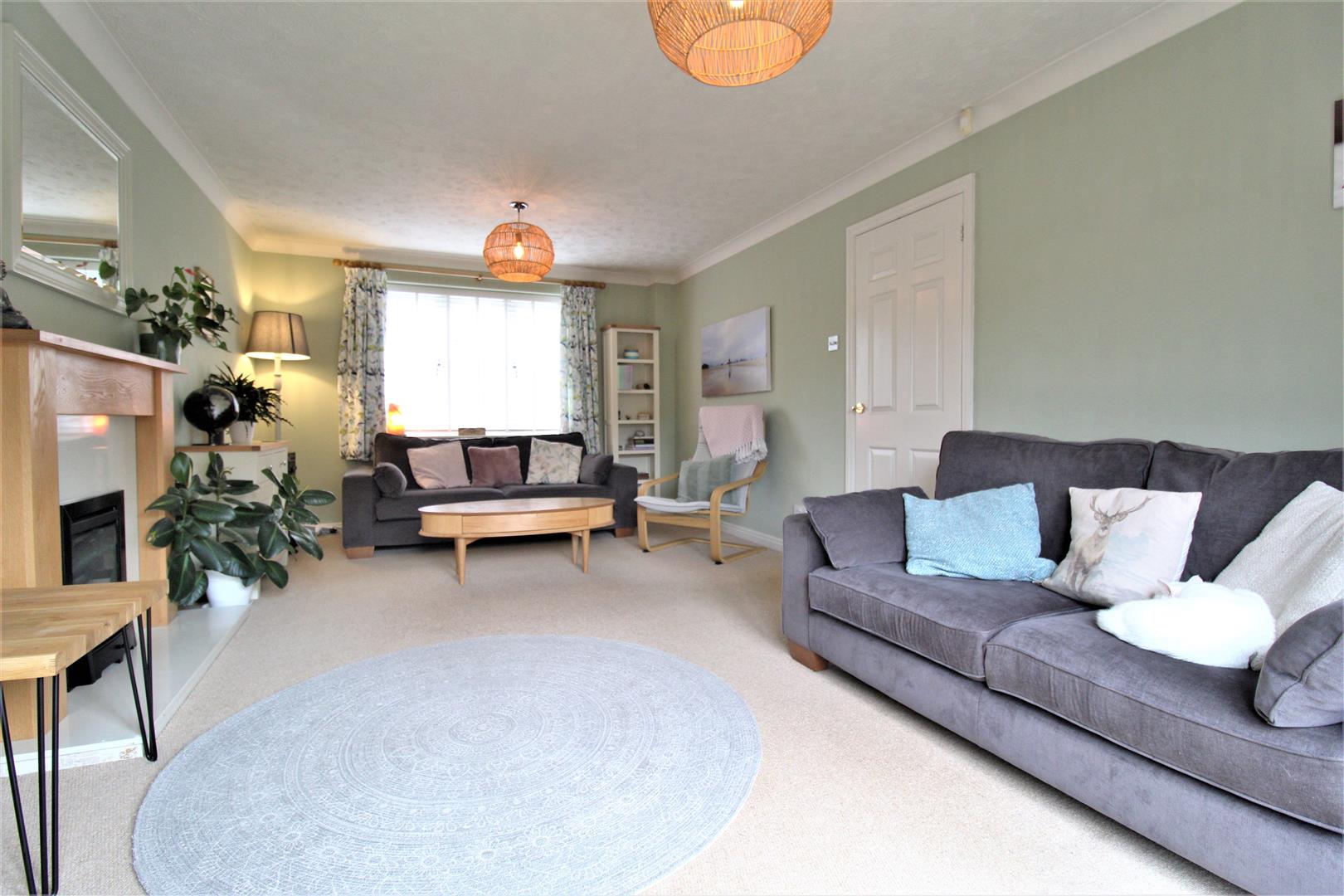 House Quinton Close in Warwick