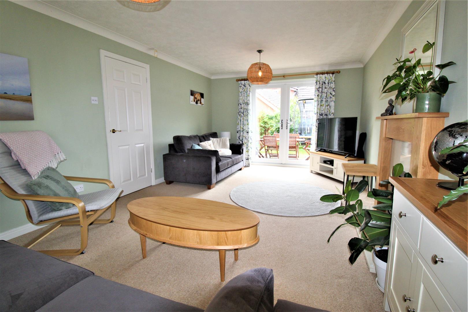 House Quinton Close in Warwick